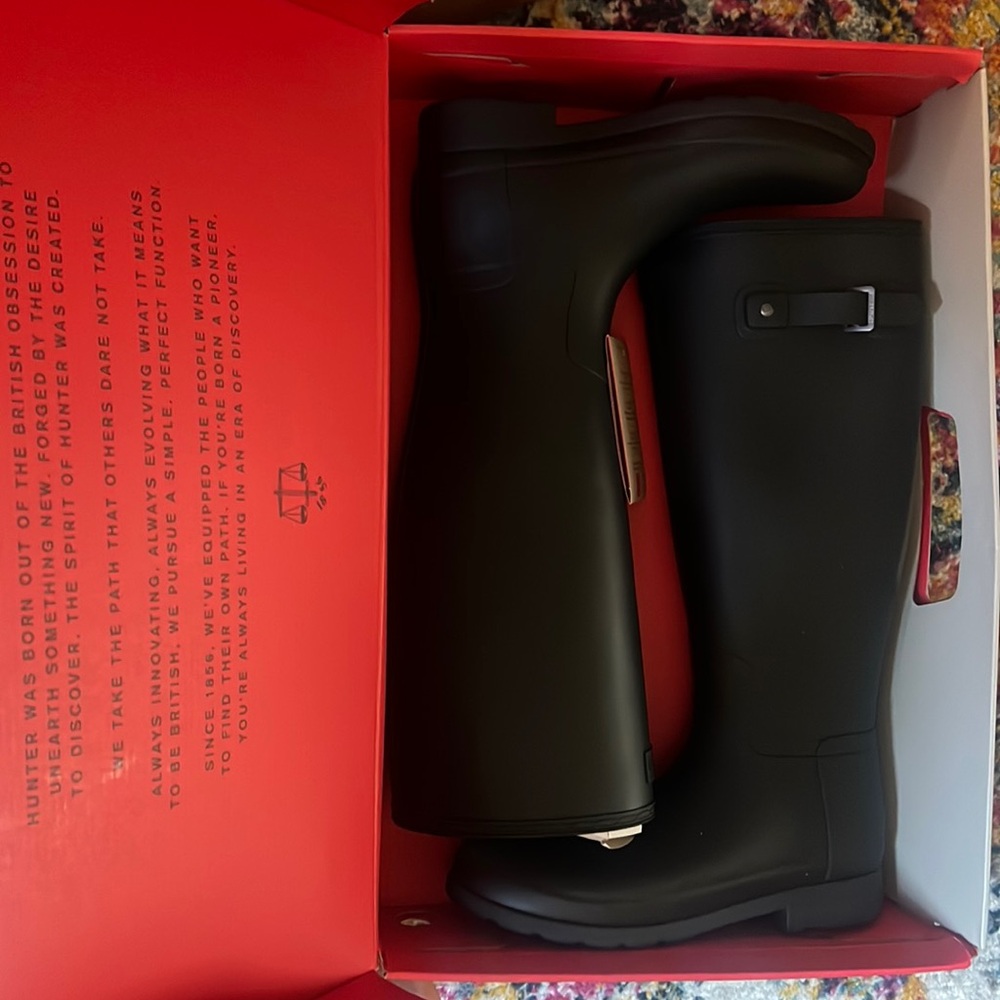 Like-new Hunter boots in matte black